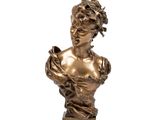 buste en bronze d'une femme avec une fleur dans les cheveux, sur fond blanc