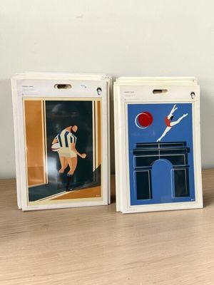 deux photos d'un homme et d'une femme posées sur une table