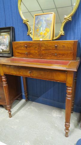 Petit bureau Louis-Philippe en acajou et placage d'acajou surmont...