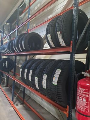 de nombreux types de pneus différents sont disponibles en rayon dans le magasin