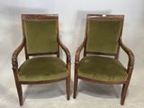 une paire de fauteuils recouverts de velours vert