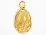 un pendentif plaqué or représentant la Vierge à l'Enfant