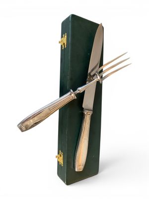 deux fourchettes et un couteau dans un étui vert