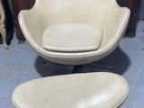 une photo représentant une chaise blanche et un pouf dans une pièce