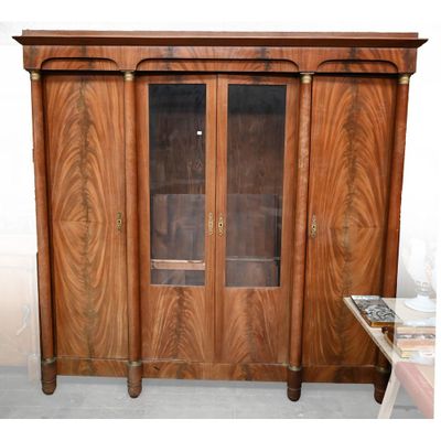 une image d'une armoire en bois avec des portes en verre