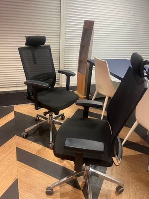trois chaises de bureau dans une pièce équipée d'un bureau et d'une chaise