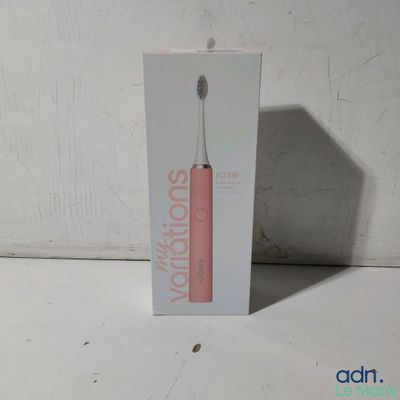 une boîte contenant une brosse à dents, posée sur une table