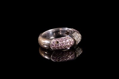 une image d'une bague en diamant sur une surface réfléchissante