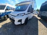 une camionnette blanche garée sur un terrain