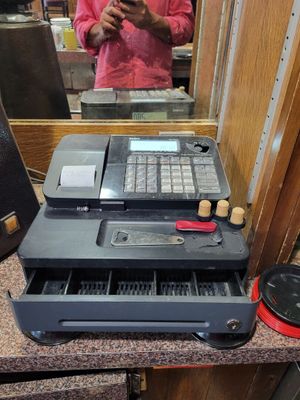 une caisse enregistreuse posée sur un comptoir