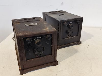 deux vieux coffres-forts en métal posés sur une table