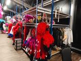 une pièce remplie de vêtements de toutes les couleurs