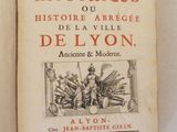 un vieux livre ouvert sur une table