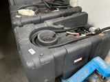 de nombreux outils qui traînent par terre dans le garage
