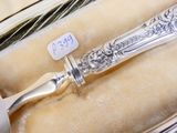 un plateau en argent sur lequel sont posés une cuillère et un couteau