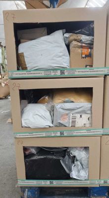 une pile de boîtes empilées les unes sur les autres