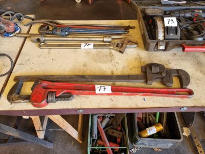 de nombreux tenailles et autres outils posés sur une table