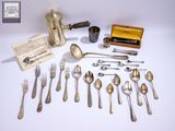 beaucoup de cuillères et de fourchettes en argent, ainsi qu'une théière