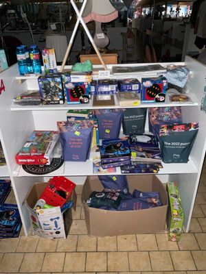 une étagère blanche remplie d'une multitude de jouets et d'autres objets