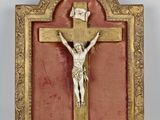 une image représentant un crucifix sur fond rouge, encadré d'or