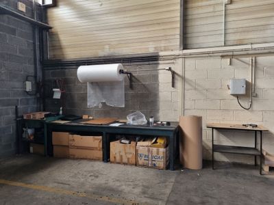 Dérouleur mural de papier bulle + table de travail + table d… - Photo 1