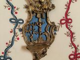 une tenture murale décorative accrochée au mur, ornée d'un motif bleu et rouge