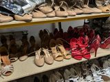 de nombreuses paires de chaussures sur une étagère dans un magasin de chaussures