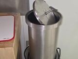 un mixeur argenté posé sur une boîte en métal