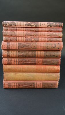 six vieux livres empilés les uns sur les autres sur une table