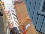 un chariot rempli de cartons et un clavier dans la rue