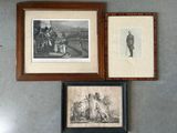trois tableaux encadrés sur le mur d'une pièce