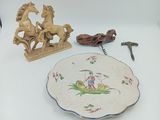 une assiette sur laquelle est représenté un cheval, à côté d'autres objets