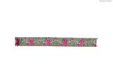 un gros plan d'un bracelet orné de fleurs roses sur fond blanc