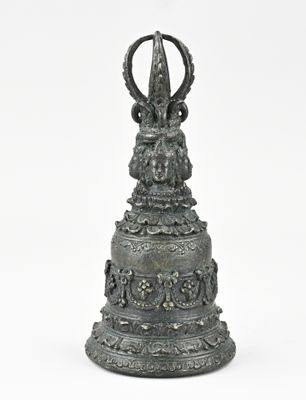 une image représentant une statue d'une personne portant une couronne sur la tête