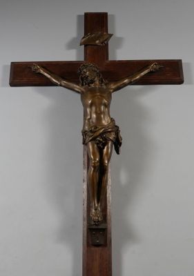 un vieux crucifix en bois surmonté d'un oiseau