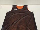 un gros plan sur un maillot de basket posé sur une table