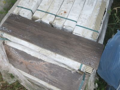 plusieurs morceaux de bois sont empilés les uns sur les autres pour former une pile