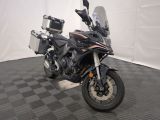 une photo d'une moto garée sur un sol à damier