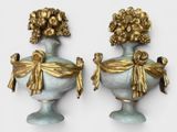 deux vases ornés de fleurs, posés sur une surface blanche