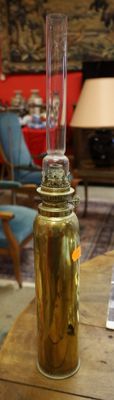 un bocal de cornichons posé sur une table dans un salon