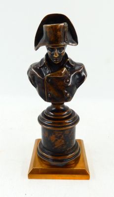 Petit buste de Napoléon Ier en bronze patiné.