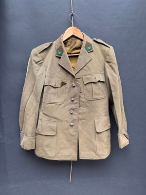 l'image d'une veste suspendue à un cintre sur un mur