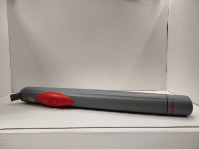 un stylo qui se trouve dans une boîte sur une table