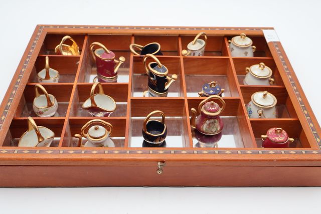 Coffret (sans vitre) avec collection de petits chaudrons et diver...