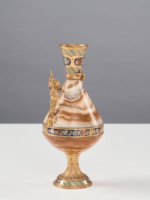 Vase de forme balustre en onyx et bronze ciselé et doré, aux…