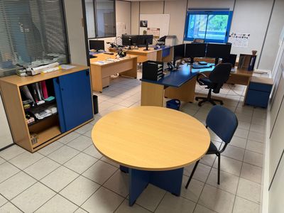 une pièce dans laquelle se trouvent une table, des chaises et un bureau