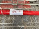 un caddie rouge sur lequel est accrochée une étiquette de prix