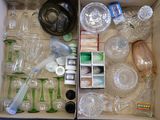 une boîte remplie de bouteilles en plastique vides et d'autres objets