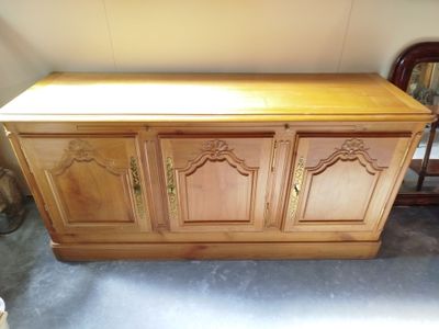 une armoire en bois qui se trouve dans une pièce