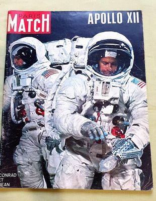 deux astronautes debout côte à côte sur la couverture d'un magazine